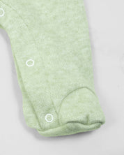 Pijama enteriza verde con botones de madera para recién nacido