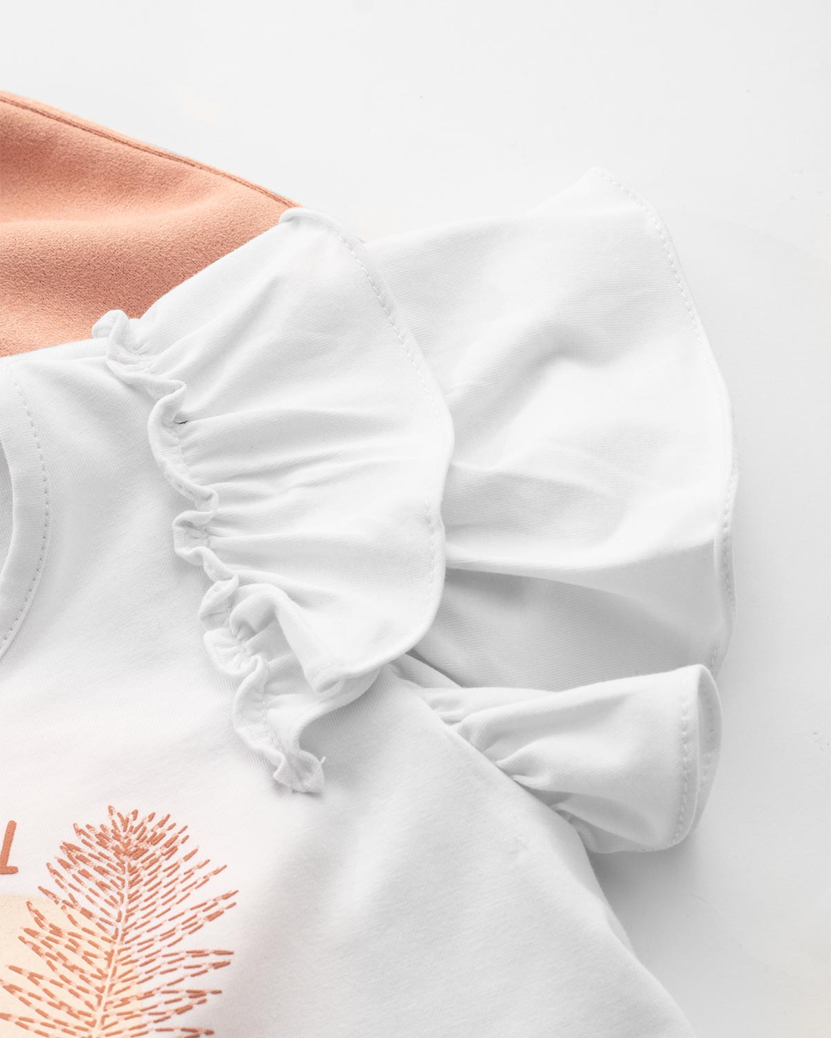 Conjunto camiseta con boleros en hombros y short palo de rosa para niña