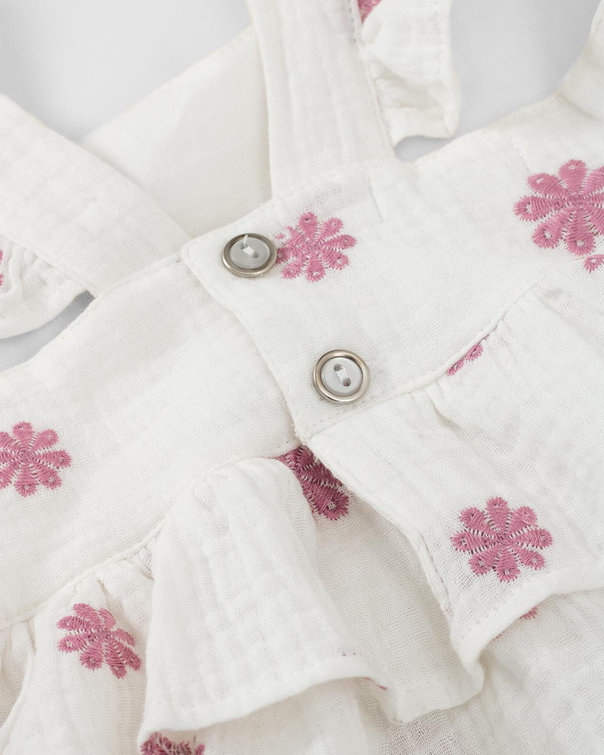 Blusa blanca con detalles bordados, boleros y moño para niña