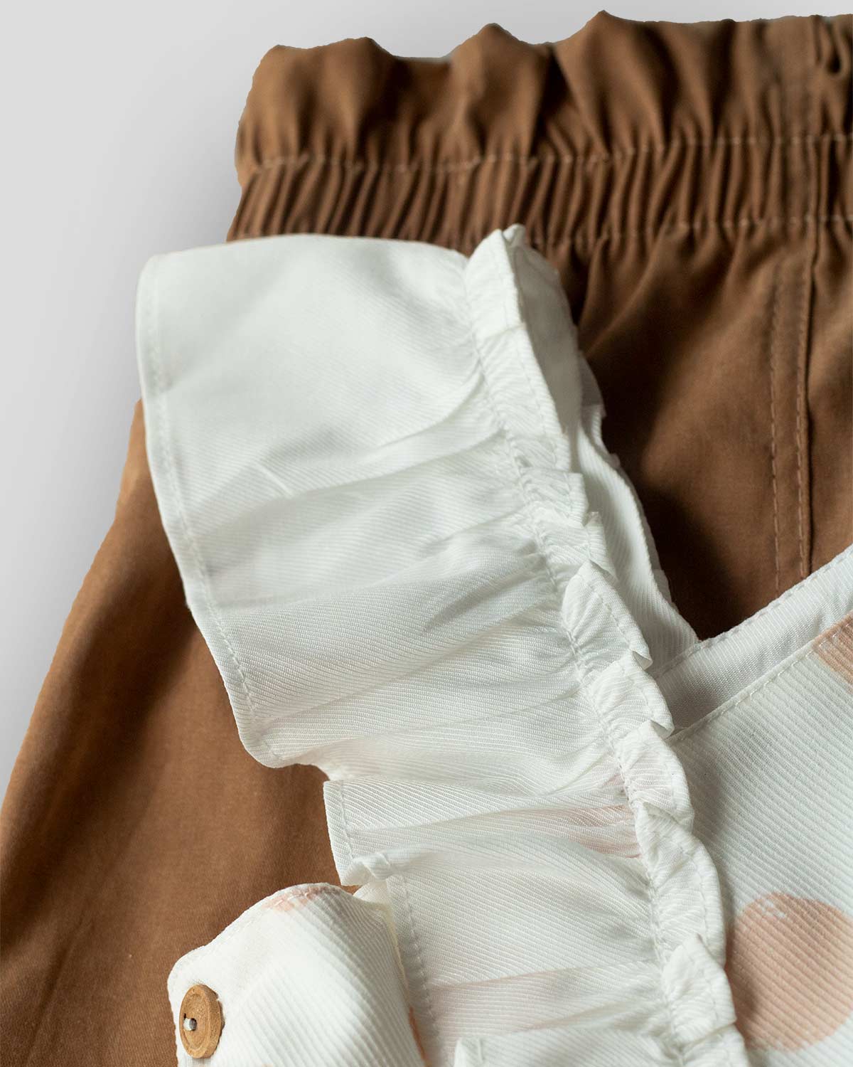 Conjunto blusa blanca con lunares beige y pantalón café para niña