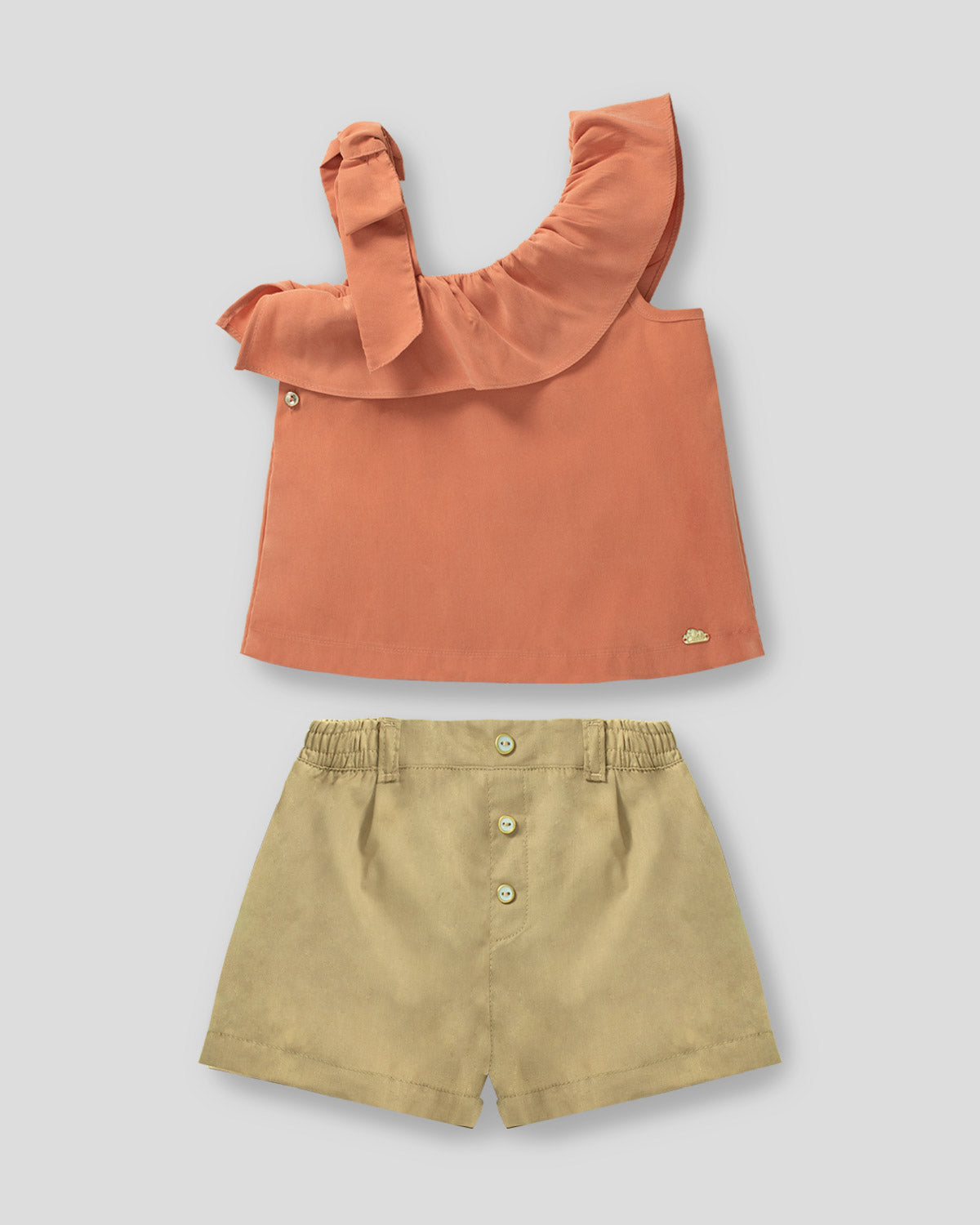 Conjunto blusa terracota con bolero cruzado y short café para niña