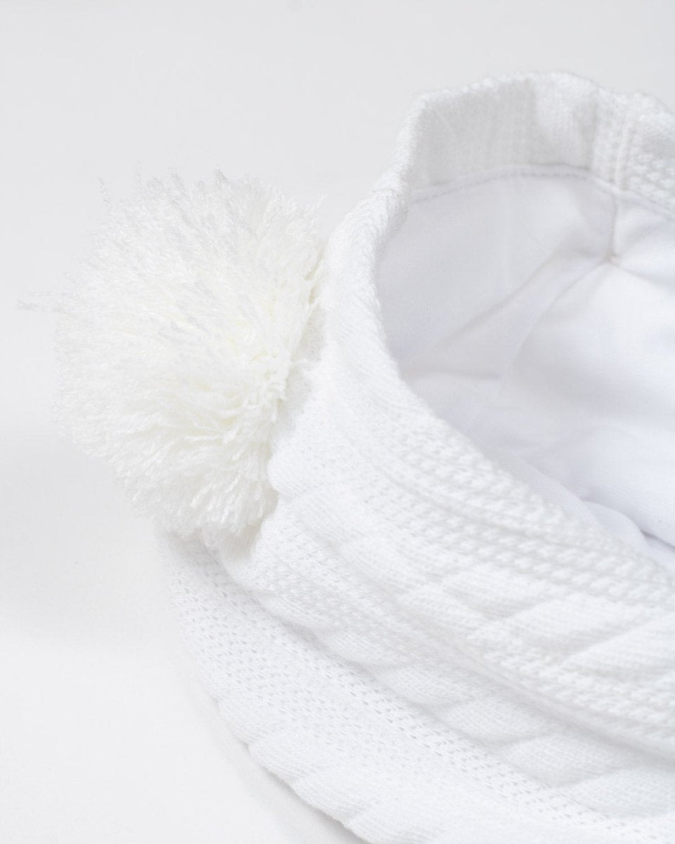 Pijama blanca con tela tipo bordado con gorro y pompones para bebé niña - Cielito