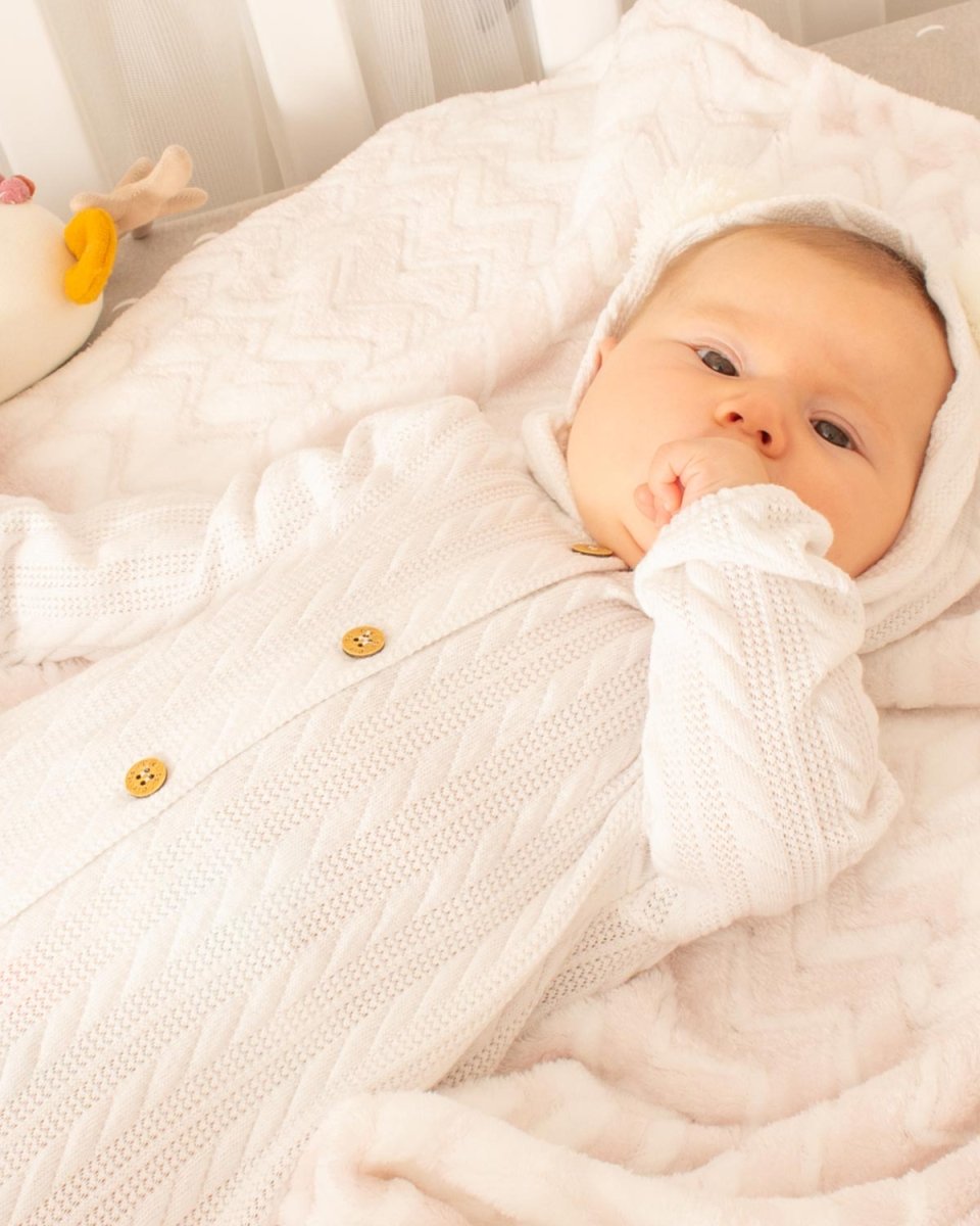 Pijama blanca con tela tipo bordado con gorro y pompones para bebé niña - Cielito
