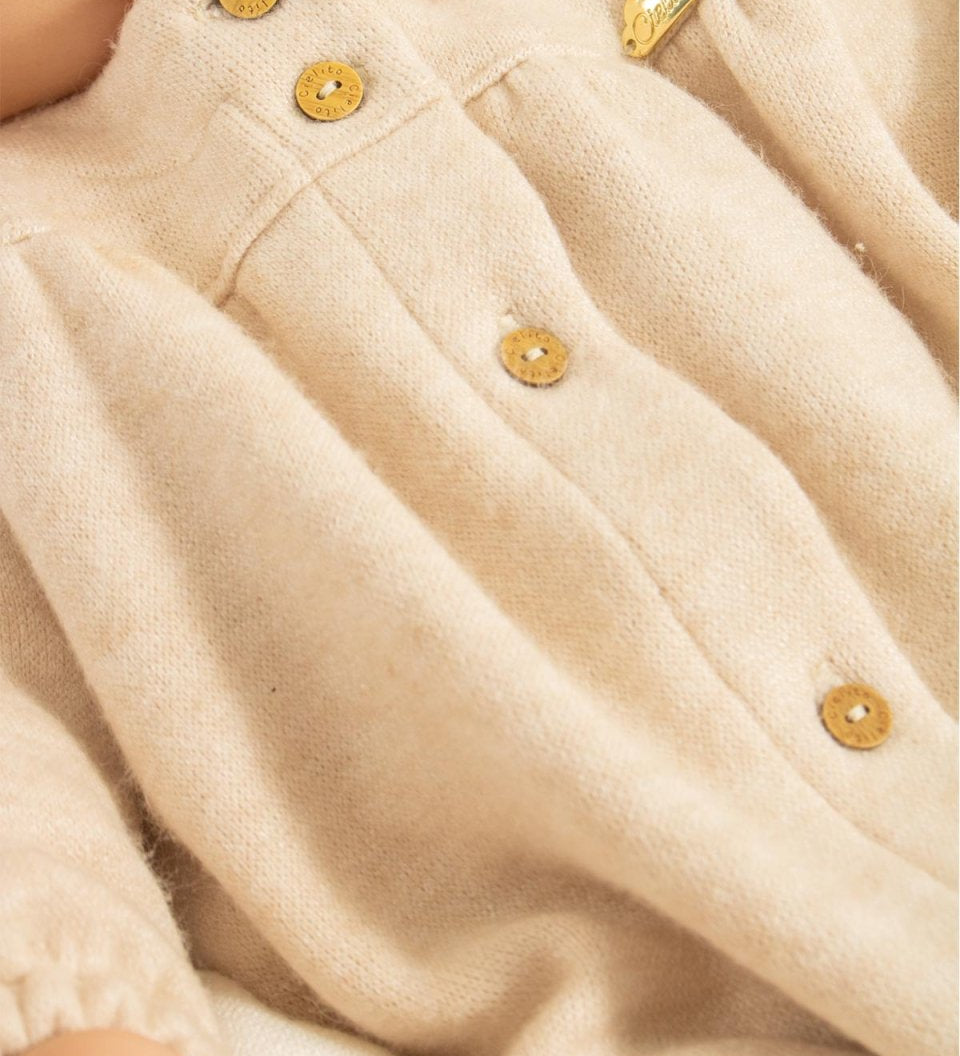 Pijama enteriza beige con botones de madera y boleros para bebé niña - Cielito