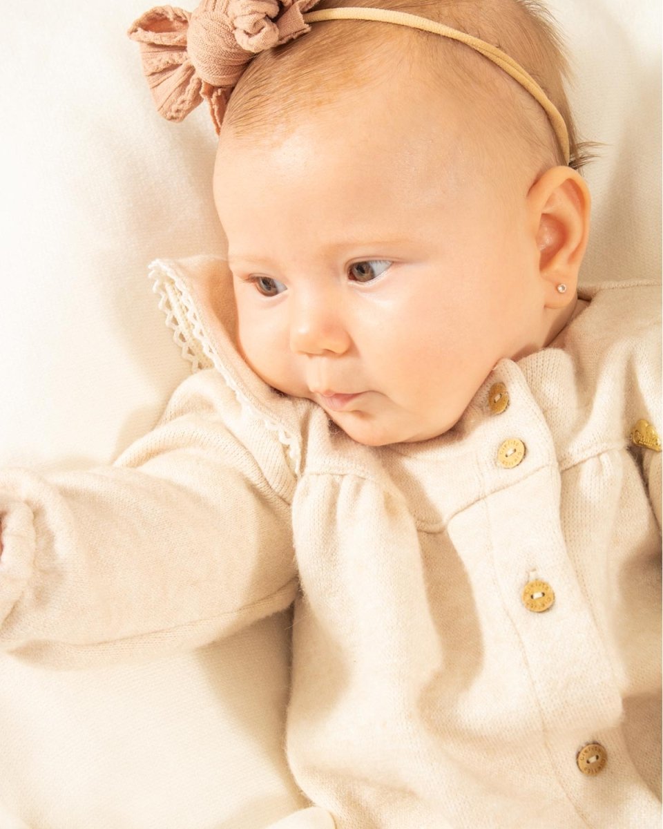 Pijama enteriza beige con botones de madera y boleros para bebé niña - Cielito