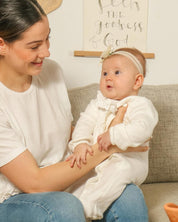 Pijama enteriza blanca con botones dorados y boleros para bebé niña - Cielito