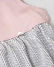 Vestido palo de rosa con moño en hombro y tela plisada para niña - Cielito