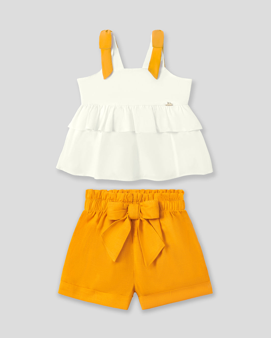 Conjunto blusa blanca con detalle de moño y short mostaza para niña