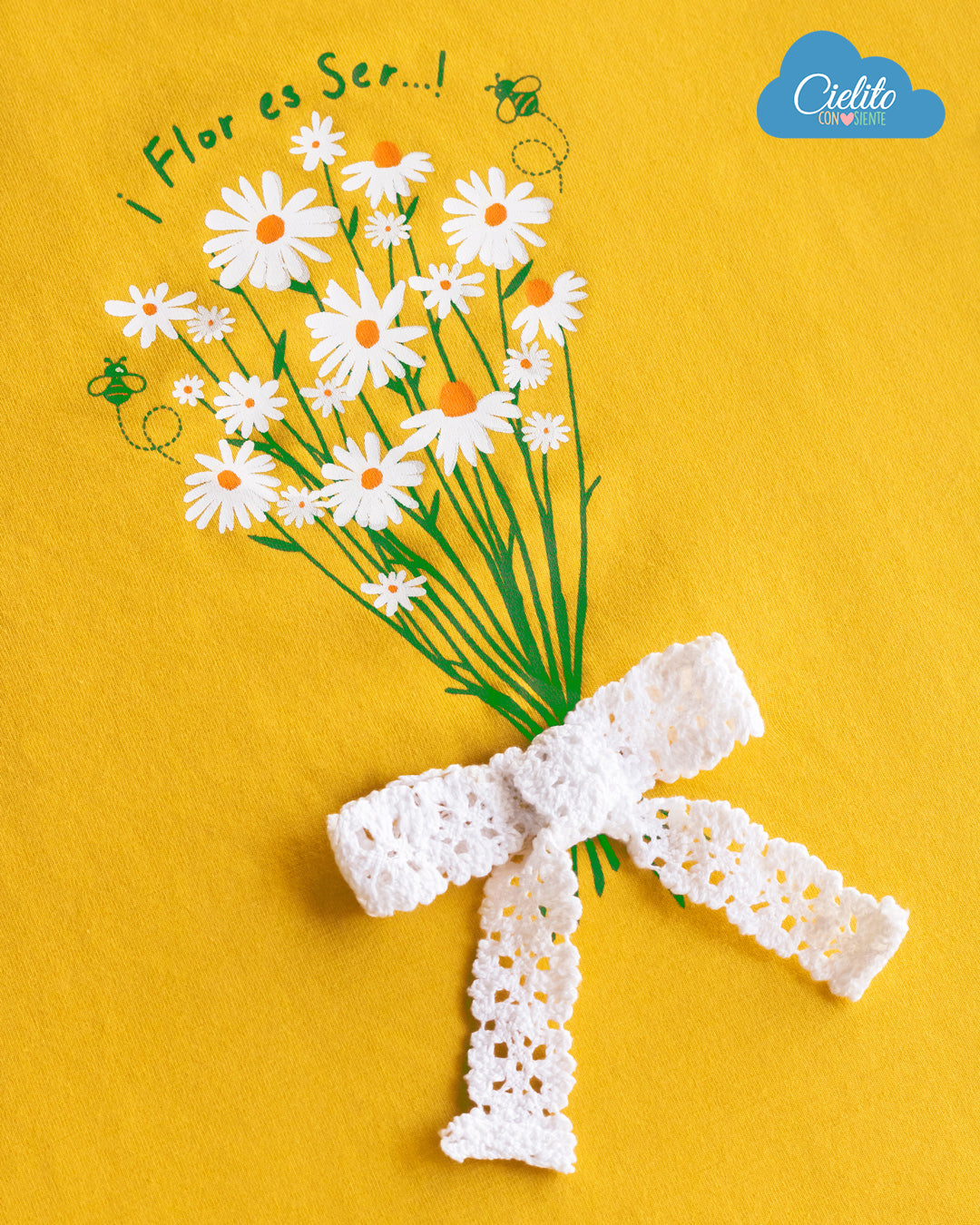 Camiseta mostaza con estampado de flores y boleros para niña