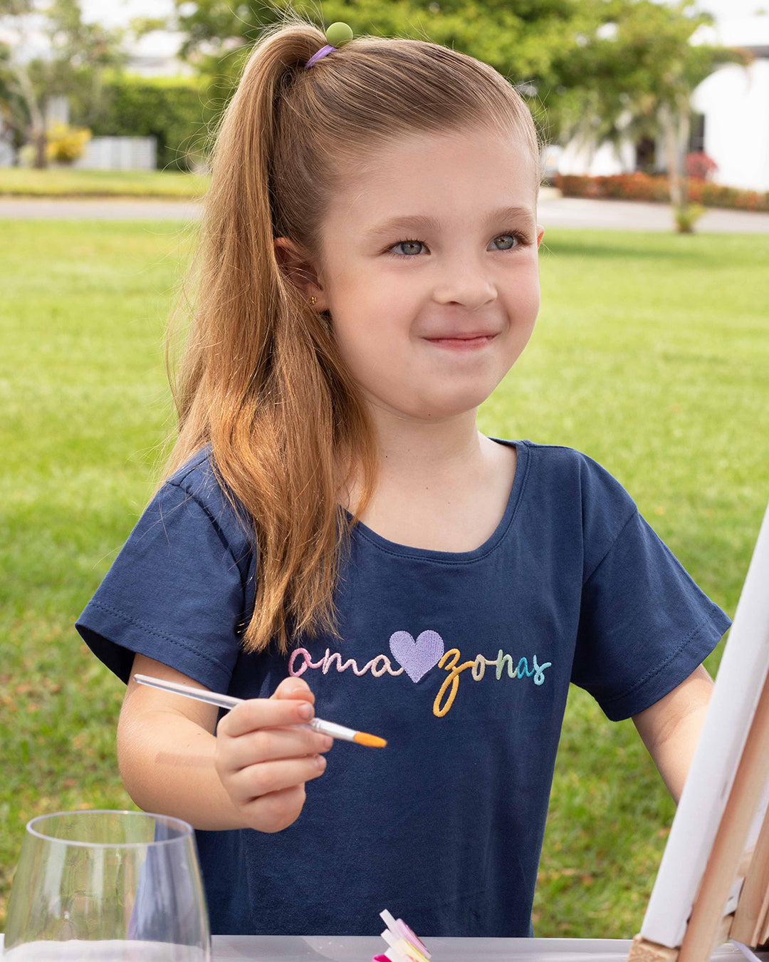 Camiseta azul con bordado¨amazonas¨ y bolero cruzado para niña