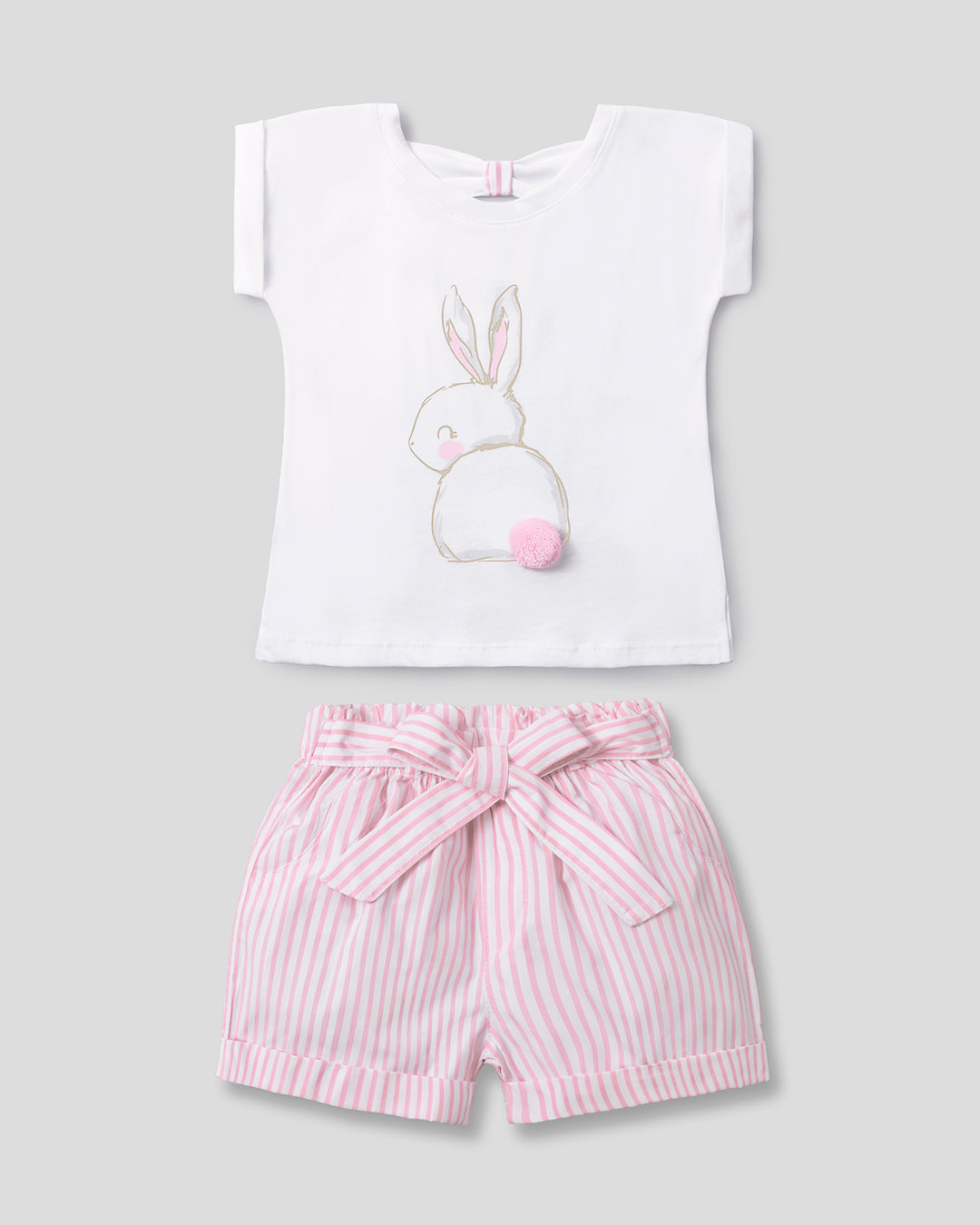 Conjunto camiseta con estampado de conejo y short short de líneas para niña