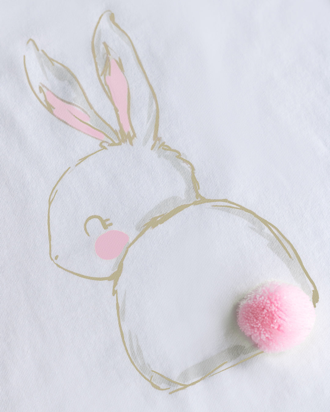 Conjunto camiseta con estampado de conejo y short short de líneas para niña